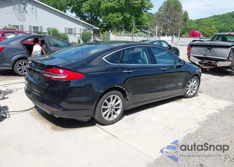 2017 Ford Fusion Energi Se Luxury z USA, uszkodzony, nr VIN 3FA6P0PU3HR106023